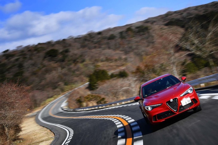 「ステルヴィオ クアドリフォリオ」の駆動方式は4WD。通常時はすべての駆動力が後輪へと伝達され、必要に応じて前後50：50にまで変化する。