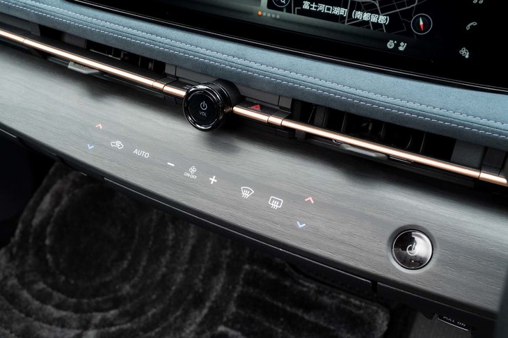 エアコンの操作部はウッド調パネルに埋め込まれたタッチスイッチ式。システムをオンにしたときだけ表示される。