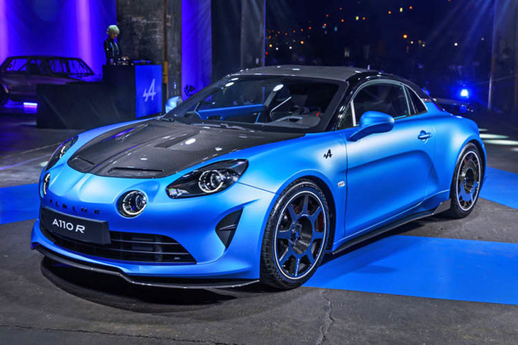 2022年10月4日に世界初公開された、「アルピーヌA110」のハイパフォーマンスバージョン「A110 R」。サーキット走行を強く意識したモデルで、徹底した軽量化と足まわりの強化がハイライトとされている。