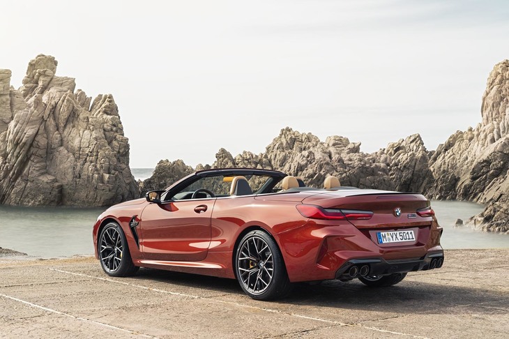 トップの開閉に関わらず、350リッターの荷室容量を確保している。