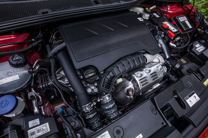 パワーユニットは最高出力100PS、最大トルク205N・mの1.2リッター直3ターボエンジン。トランスミッションは8段AT、前輪駆動モデルのみの設定となる。