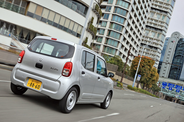 ツートンを含む豊富なカラーバリエーションが用意される「アルト」だが、「A」では試乗車のシルバーを含む、3色のモノトーンしか選択できない。