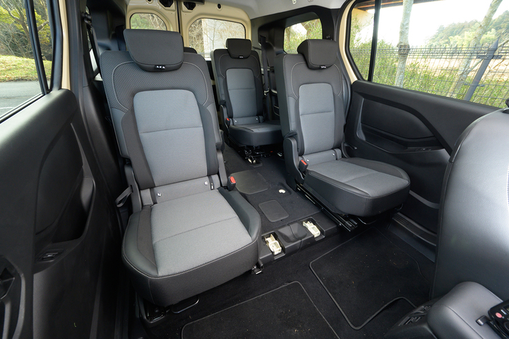 2＋2＋2にすれば、6人乗りながらシートを倒さずに3列目へのアクセスができる。どのレイアウトでも同じだが、取り外したシートをどこにしまっておくかという課題はある。