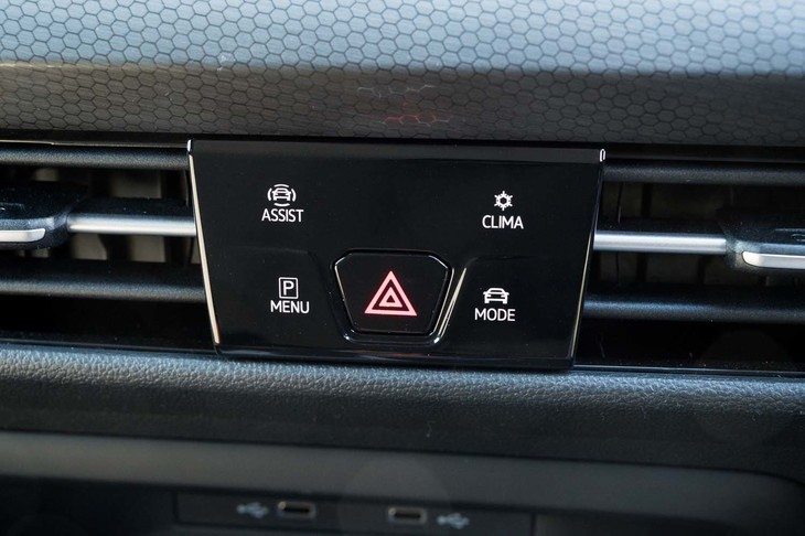 ドライブモードセレクターはダッシュボード中央のタッチスイッチ群に含まれている。