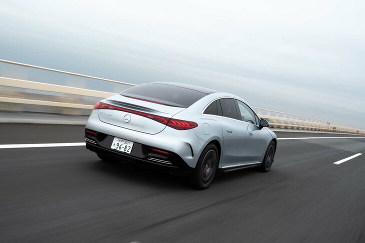 リアアクスルに最高出力292PSの交流同期式モーターを搭載。0-100km/h加速のタイムは6.4秒。