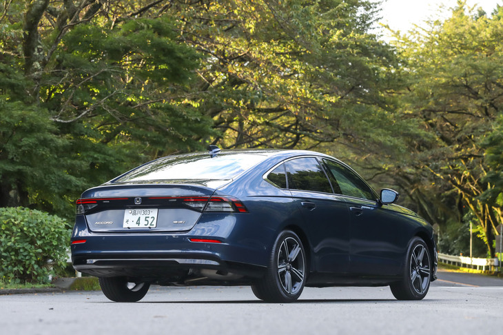 【ホンダ・アコードe：HEVのスペック】
	ボディーサイズ：全長×全幅×全高＝4975×1860×1450mm／ホイールベース：2830mm／車重：1580kg／駆動方式：FF／エンジン：2リッター直4 DOHC 16バルブ／モーター：交流同期電動機／エンジン最高出力：147PS（108kW）/6100rpm／エンジン最大トルク：182N・m（18.6kgf・m）/4500pm／モーター最高出力：184PS（135kW）/5000-8000rpm／モーター最大トルク：335N・m（34.2kgf・m）/0-2000rpm／タイヤ：（前）235/45R18 98W XL／（後）235/45R18 98W XL（ミシュランeプライマシー）／燃費：23.8km/リッター（WLTCモード）／価格：544万9400円
	
	【取材時の電費データ】
	テスト距離：251.0km（市街地1：高速道路7：山岳路2）／使用燃料：18.8リッター（レギュラーガソリン）／参考燃費：13.4km/リッター（満タン法）／16.3km/リッター（車載燃費計計測値）