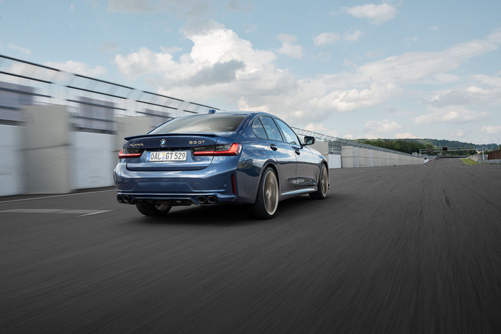 「B3 GTリムジン アルラット」のボディーサイズは全長×全幅×全高＝4725×1827×1440mm、ホイールベースは2851mm。車重は1875kgと発表されている。