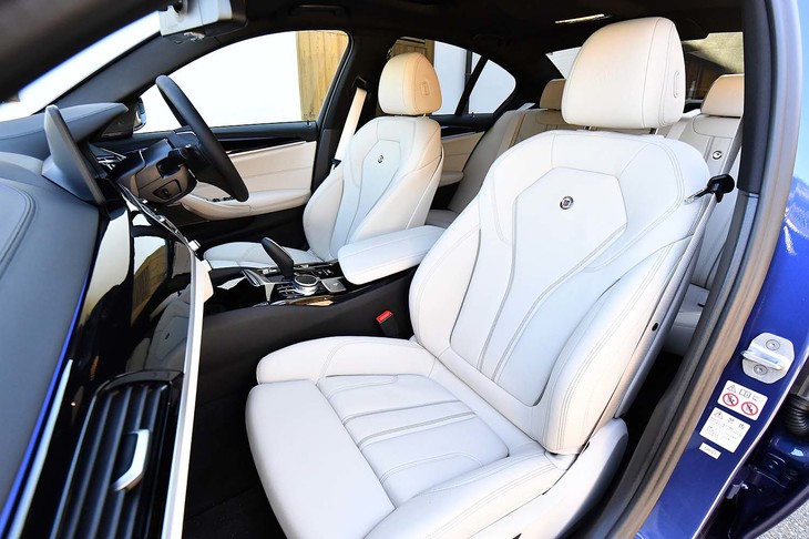 前席（写真）は、電動調節機構付きのスポーツシート。シートヒーターも標準で備わる。