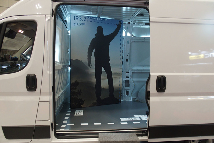 キャビンおよび荷室ドアのロック／ロック解除はキーレスエントリー＆ゴー機能により、キー操作なしで行うことができる。