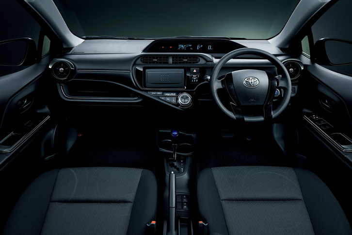 インパネ助手席オーナメントは合皮張りとなる。