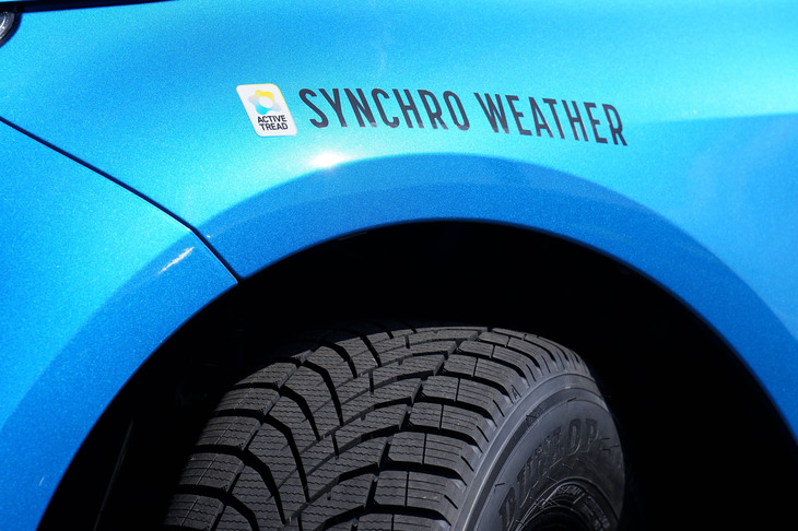 2024年にダンロップが発売した「シンクロウェザー」。スタッドレスタイヤの弱点だったドライおよびウエット性能と、サマータイヤではカバーできない氷上および雪上性能を両立した画期的なオールシーズンタイヤとして登場した。