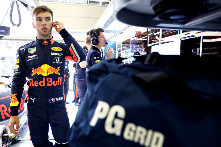 ジュニアチームのトロロッソを経て、今年レッドブルに昇格したピエール・ガスリー（写真）。しかし、トップチーム独特の重圧を感じたか開幕から安定しないレースが続き、夏休み前のハンガリーGPを最後に再びトロロッソに降格するというショッキングな異動があった。精神的な落ち込みも心配されたが、古巣に戻ると見違えるように元気な走りを取り戻し、ブラジルGPでは値千金の2位表彰台を獲得、絶叫でその喜びを表した。（Photo＝Red Bull Racing）