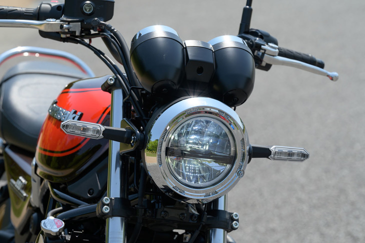 お約束の丸目単眼のヘッドランプだが、その中身はモダンなLED。往年の「Z」をオマージュしたという、だ円形のテールランプもLED式だ。