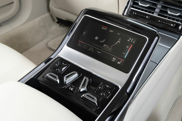 「コンフォートパッケージ」のリアシートには、電動調整機構やベンチレーション機能、マッサージ機能などを採用。ヒーターは座席だけでなく左右のアームレストにも装備される。