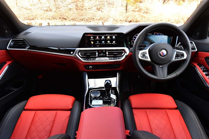 インテリアの基本的な造形は「BMW 3シリーズ」に準じる。センターコンソールはドライバー側に若干傾けられている。