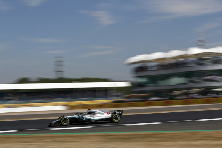 母国ファンの大声援を味方に、迫り来る宿敵フェラーリを僅差で負かし、歴代最多ポールポジション記録を「76」に伸ばしたハミルトン（写真）。マシンを降りた彼の手は小刻みに震え、記者会見では「今までで最もプレッシャーのかかったラップだった」と語るほど。激戦の末勝ち取った母国GP4年連続、歴代最多の6回目、そしてメルセデスでの50回目のポールとなった。しかし、イギリスGP最多6勝という記録更新がかかったレースは思わぬかたちで始まることに。ライコネンと接触しスピン、17位から追い上げ2位。ゴール後のコース上でのインタビューに姿を現さず、記者会見では「フェラーリは“興味深い戦術”を取ってきた」と不満げな様子だった。ランキング首位ベッテルとの差は、1点から8点に広がった。（Photo=Mercedes）