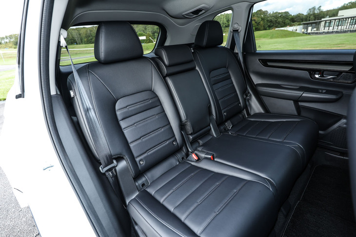 40：60分割式の後席はリクライニング機能付き。座面が妙に長くて立派なのは下に水素タンクが搭載されているためだろうか。