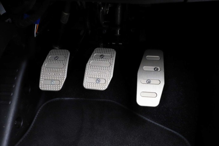 ペダルレイアウトは写真の通り。ブレーキとクラッチには「ABARTH」ロゴが刻まれている。