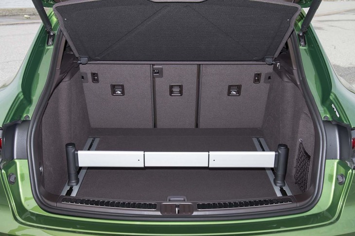 5人乗車時の荷室の様子。積載した荷物を安定させられる、調節式のバーも備わる。