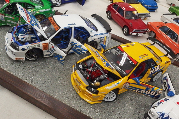 先の謎のマークIIミドシップの作者は、「フル開閉にしてディテールアップ」がポリシーらしい。R34の顔を持つ黄色い「R32スカイラインGT-R」と白い「R34スカイライン セダン」は、いずれも実在のドリフトマシンをモデル化したものという。