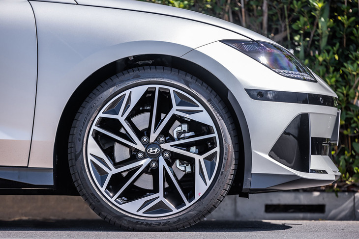 空力性能も考慮されたスポークデザインの20インチアルミホイール。今回の試乗車は、245/40R20サイズの「ピレリPゼロELECT」タイヤを組み合わせていた。フロントバンパーには、走行状況に合わせて開閉するアクティブエアフラップが備わっている。