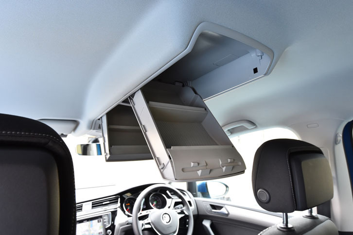 ルーフに備えられた収納スペース。「TSIコンフォートライン」と「TSIハイライン」（電動パノラマスライディングルーフ非装着車）に標準装備される。