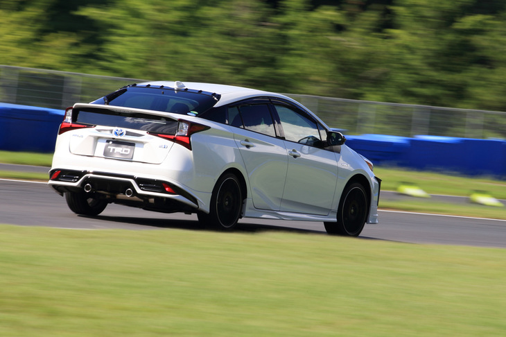 エアロパーツ以外では、車体の振動を抑える「MCBモーションコントロールビーム」や、ボディー剛性を向上させるメンバーブレースを装備。サスペンションはノーマルのままだった。