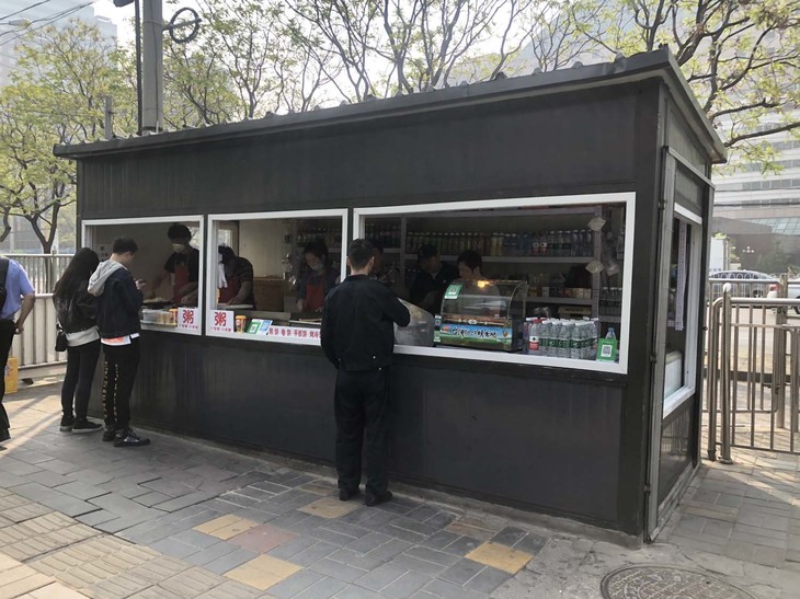 地下鉄駅を出たところにある粥（かゆ）の屋台は、たとえ城市（都市）が発展しても、変わらず朝の人気店である。