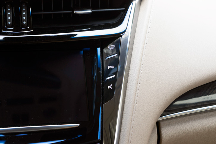 ダッシュボードのオープンボタンはディスプレイの右側に並ぶスイッチ類の、一番上に位置している。