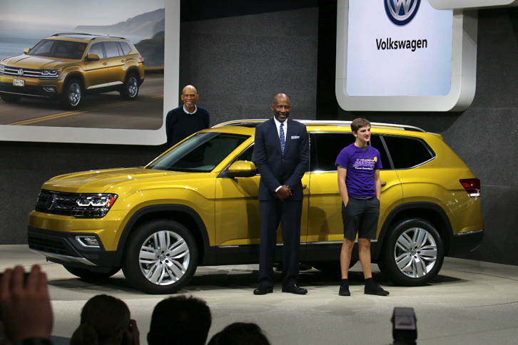 フォルクスワーゲンは新型7人乗りSUV「アトラス」を発表。バスケットボールチーム「ロサンゼルス・レイカーズ」のレジェンド的選手カリーム・アブドゥル＝ジャバー（壇上一番左）と、ジェームズ・ウォージー（左から2人目）を登壇させ、彼らが乗れる“広さ”を強調した。