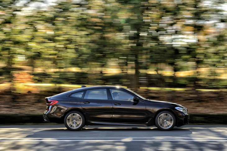 積載量に応じて車高が自動調整されるリアエアサスペンションを搭載。高速道路では、スピードが増すごとにフラットライド感が高まっていった。