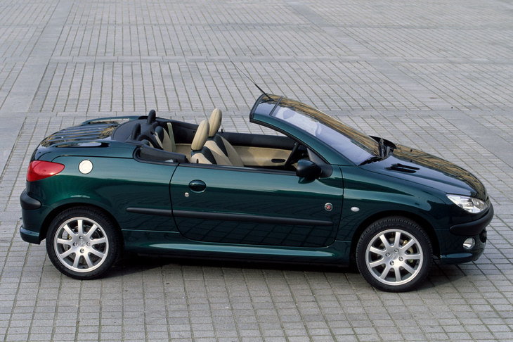 「プジョー206CC」は、Bセグメントコンパクト「206」に設定された4座のオープントップモデルである。