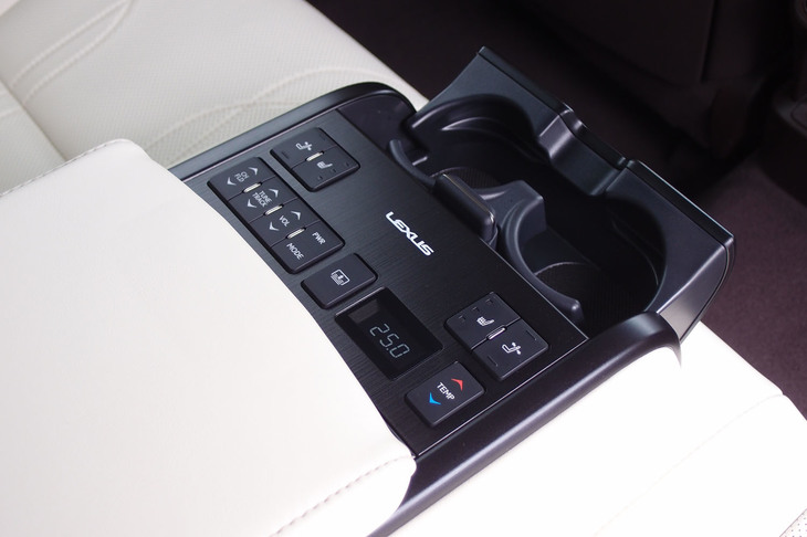 レクサスES300h“バージョンL”（リアシート用アームレスト）