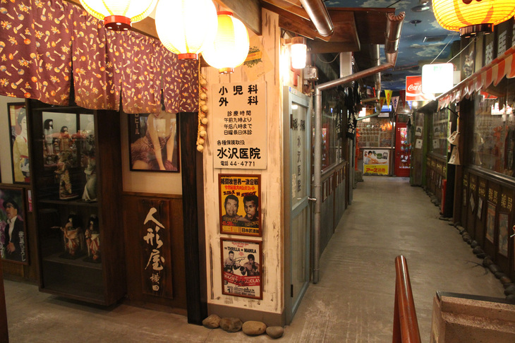 午前8時、最初のプログラムは博物館内のスタンプラリー。これは昭和の街並みを再現した「昭和レトロパーク 駄菓子屋横丁」。