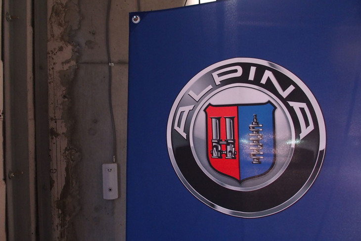 「アルピナプレスナイト」の会場に掲げられたエンブレム。