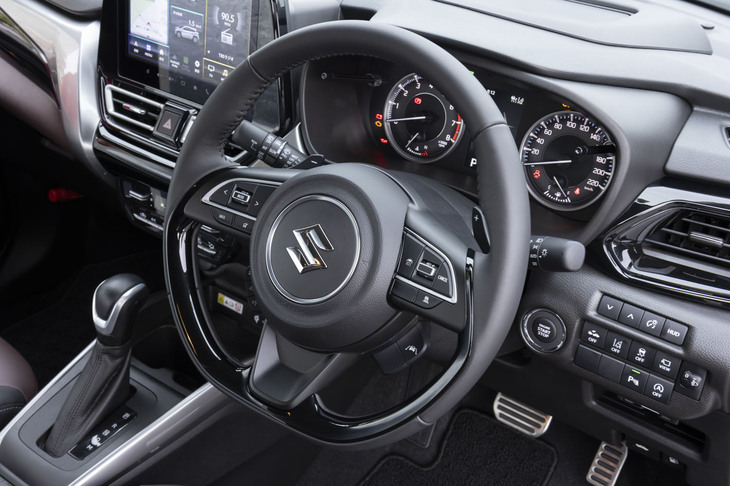 ステアリングホイールはスムースレザーとパールブラックで落ち着いた雰囲気に。シフトパドルも備わっている。