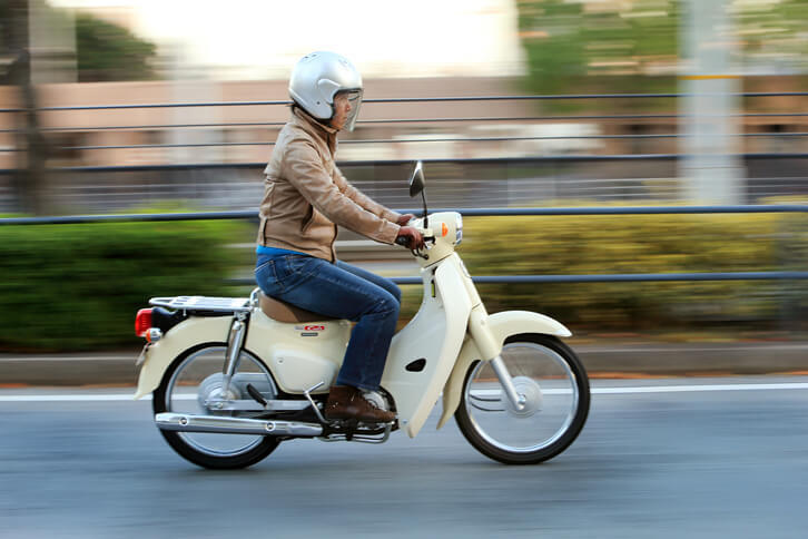 排気量にゆとりのある「110」でも、車速が60km/hに迫ると振動が増えてくるが、おかげで、メーターを見ずとも「そろそろ制限速度だな」と分かる（最近は、千葉の方で制限速度が70km/hの道もできたというが……）。