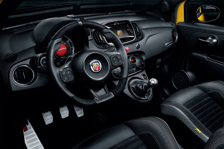 「アバルト595コンペティツィオーネ」のコックピット。カーボンインサート付きのレザー／アルカンターラ・ステアリングホイールが採用された。