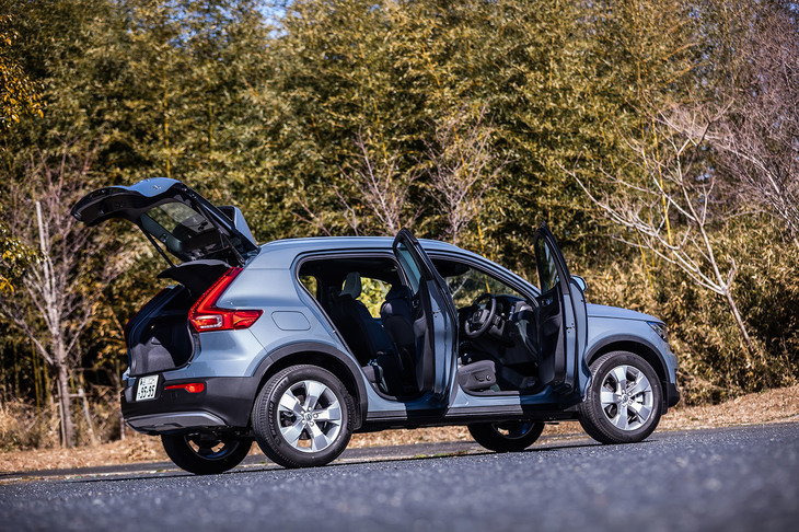 「XC40 B3モメンタム」のボディーサイズは全長×全幅×全高＝4425×1875×1660mm、ホイールベース＝2700mm。車重は1660kgと発表されている。