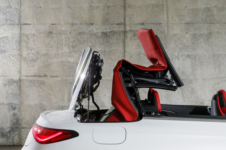 ソフトトップはZ字型に折りたたまれ、キャビン後方に収納される。