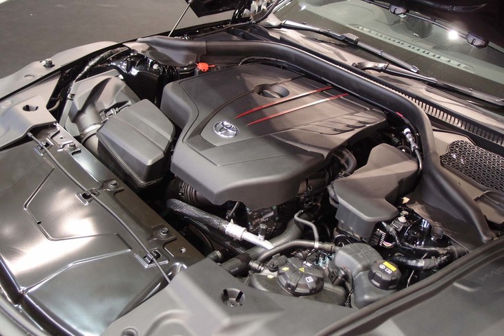 エンジンは3リッター直6ターボと2リッター直4ターボ（写真）の2本立て。後者はチューンの異なる2種類が用意される。