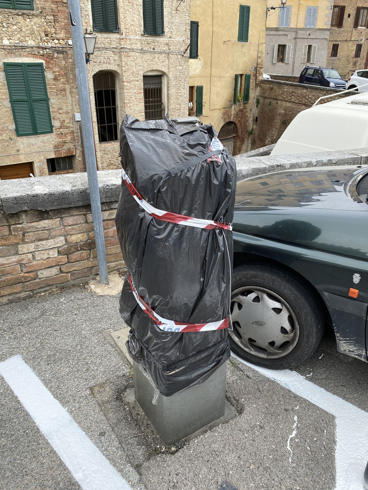 【写真A】2014年12月の設置開始から、もうすぐ7年。故障したり、放置されていたりする充電設備も散見するようになった。