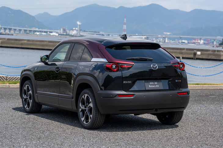 ルーフサイドの差し色に、マツダ初の乗用車「R360クーペ」のルーフ色をモチーフとした「マローンルージュメタリック」が用いられている「MX-30ロータリーEV」の特別仕様車「エディションR」。ホイールはリム部分に段差がある新デザインのアイテムで、走行中の空気抵抗を低減する効果が認められるという。
