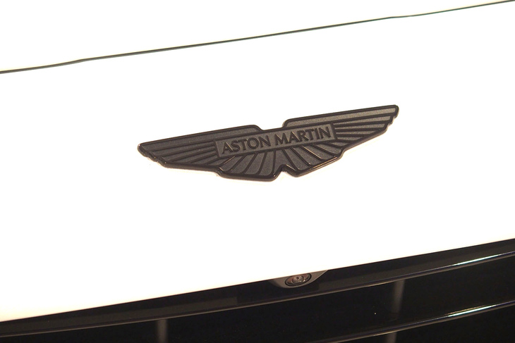 アストンマーティン・ヴァンキッシュ（フロントのエンブレム）