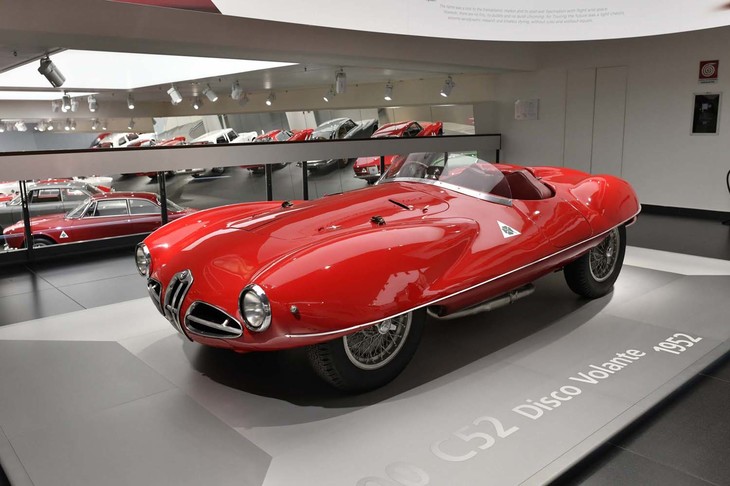 1952年製作の「1900 C52ディスコヴォランテ」はUFOを思わせるスタイリングから空飛ぶ円盤（Disco Volante）とネーミングされた。ルマン参戦を目指して1900の4気筒をハイチューン、また新設計のマルチチューブラーフレームはその後のレーシングカーの礎となった。スパイダー、クーペなど5台が製作されたものの参戦は果たせなかったが、購入希望者が殺到、月面を歩いた宇宙飛行士もその一人だったといわれる。