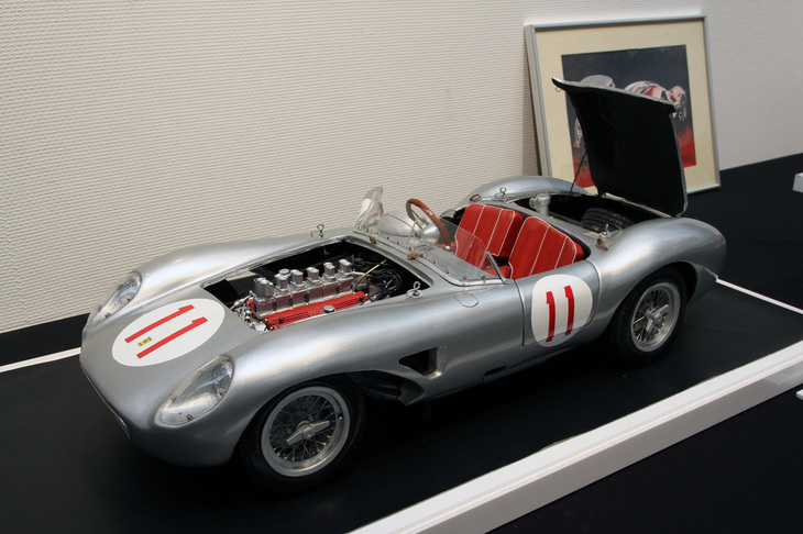 1957年「250TRC」。アメリカのレースで活躍した後、現在はピーターセン自動車博物館に展示されているという「テスタロッサ」。ホイールのワイヤにはピアノ線を使っている。