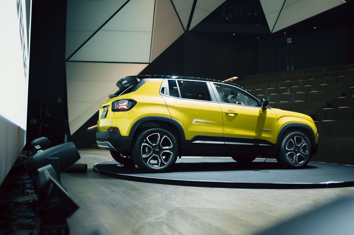 ジープ・アベンジャー ローンチエディション（サイドビュー）