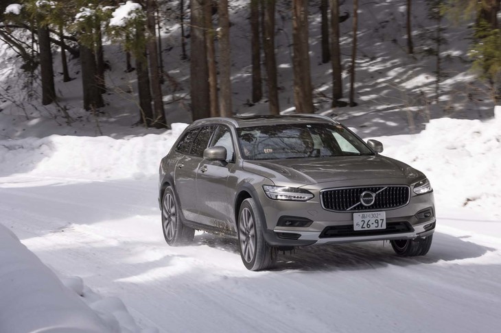 最低地上高は210mm。雪のわだちが残るような路面でも安心感が高い。