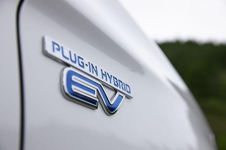 プラグインハイブリッドモデルであることを示す、「アウトランダーPHEV」のエンブレム。