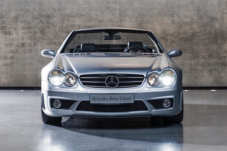 新採用のルーフもさることながら、5代目「SL」は4灯式のヘッドランプも印象的だった。